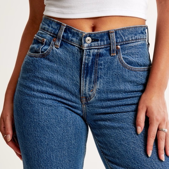 NWT Abercrombie & Fitch Curve Love The 90s Mid Rise Straight Jean size 4S - Picture 2 of 12